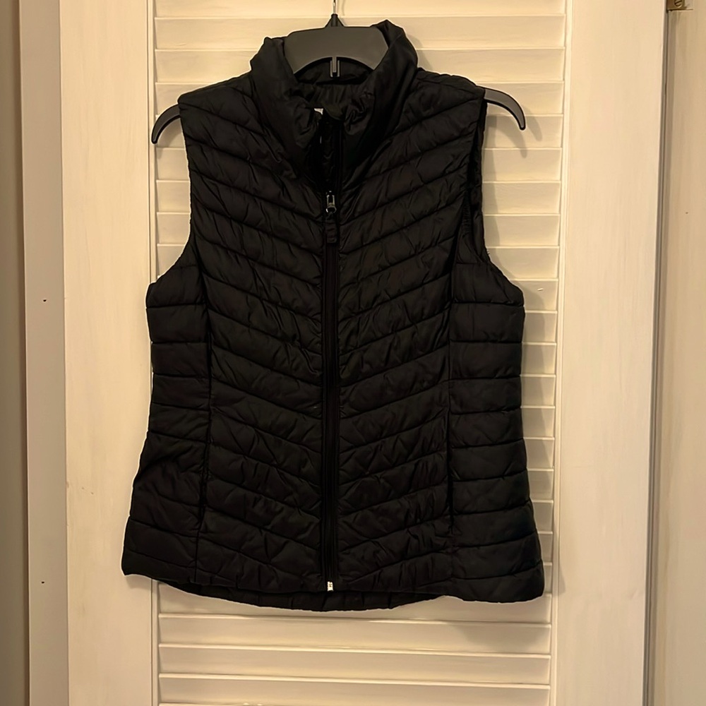 Women’s Old Navy black vest. Good condition!